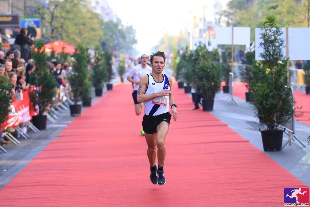 The guy I was trying to beat as he crosses the line. Me dying in the background.