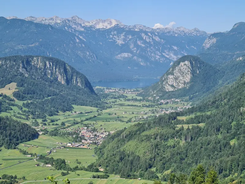 The viewpoint at the edge of the village, but now more zoomed in on the lake in the middle of the day 1 picture.