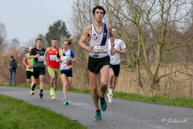 Somewhere around the halfway point. Elke in the background. Think white shirt is Ploegsteert. Runner furthest in the back is probably fluo yellow patches.